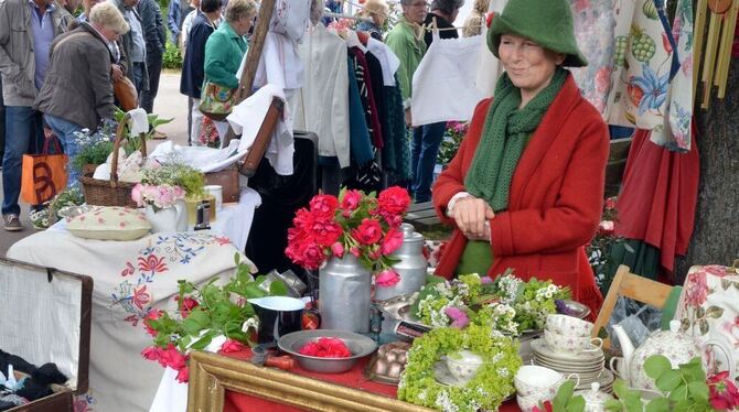 Garten- und Kunstliebhaber waren am Sonntag auf dem Mössinger Rosenmarkt in ihrem Element. GEA-FOTO: JÜRGEN MEYER
