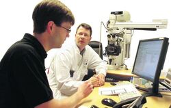 Besprechung in der Augenklinik Tübingen, die wissenschaftlicher Partner des Projekts ist: Dr. Lucien Clin (links) und Dr. Martin