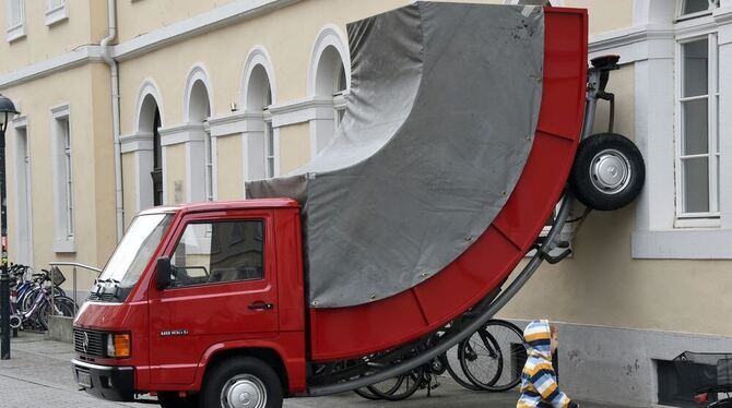 In der Innenstadt von Karlsruhe steht am 21.6.2015 das Werk »Truck« von Erwin Wurm an einer Hauswand. Dies ist Teil der Ausstell