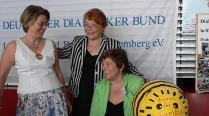 Die Dia-BE-Tiger Regina Rauscher, Eleonore Morville und Annerose Baisch strahlen mit Borni, dem Spendenschwein für ein Diabetesp