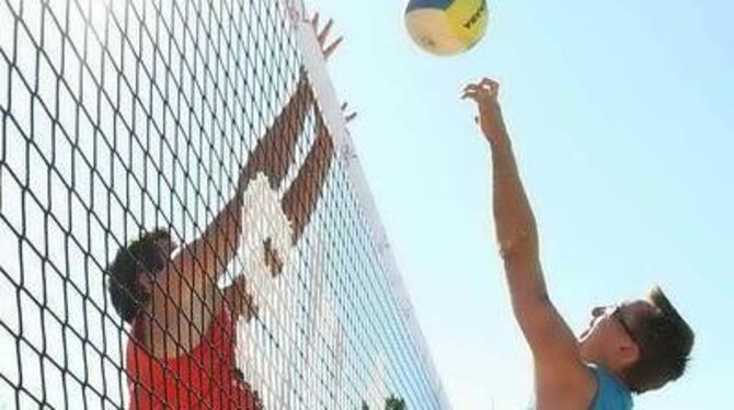 Alles Strecken und Recken hilft nichts: Holger Böhme (rechts) verlor mit seinem Partner Christian Caesar das Finale beim LBS-Bea