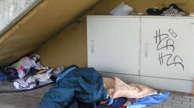 Die Bleibe nach der Wohnung: Endstation unter einem Brückenaufgang. FOTO: PFISTERER