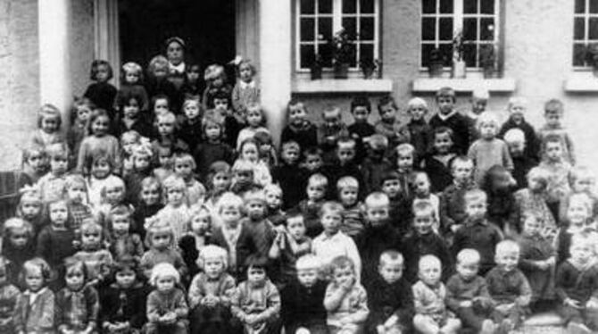 Schwester Marie (hinten) mit großer Kinderschar vor dem Kindergarten in der Mittelgasse. Das Bild aus den 1920-er-Jahren stammt