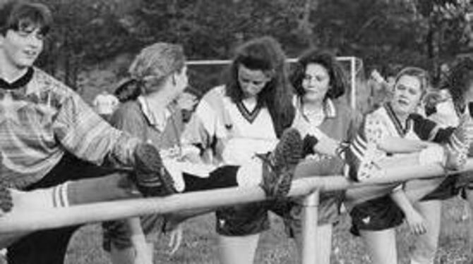 Trainingsszene aus den Anfangstagen des Frauenfußballs beim BFC Pfullingen. Am Wochenende feiern die Frauen sein 20-jähriges Bes