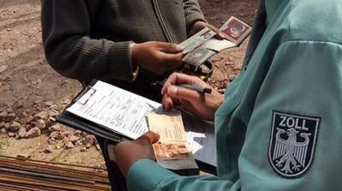 Kontrolle auf der Baustelle: Schwarzarbeiter ermitteln ist ein wichtiges Aufgabengebiet des Zolls. FOTO: DPA