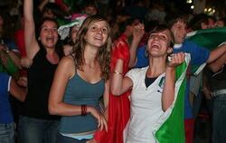 Faires Fan-Spiel: Franzosen und Italiener jubeln um die Wette.
GEA-FOTO: ZENKE