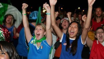 Jetzt gibt's kein Halten mehr: Hunderte Tifosi feiern den neuen Weltmeister Italien.
GEA-FOTO: ZENKE