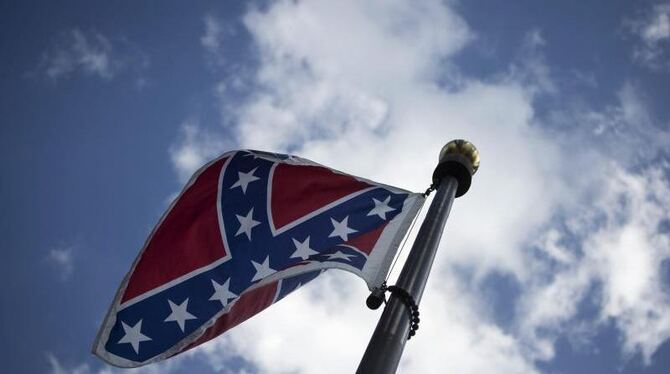 Die Konföderierten-Fahne vor dem Kapitol in der Hauptstadt des US-Bundesstaats South Carolina. Foto: John Taggart