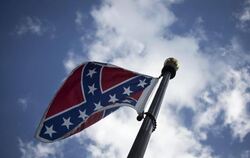 Die Konföderierten-Fahne vor dem Kapitol in der Hauptstadt des US-Bundesstaats South Carolina. Foto: John Taggart