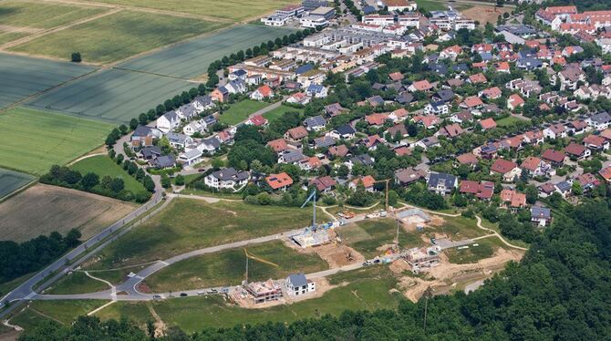 Die ersten Wohnhäuser wachsen aus dem Boden. Das neue Pliezhäuser Baugebiet Baumsatz IV, im Gewann Eichwasen in bester Aussichts