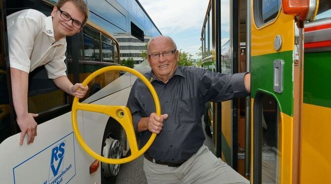 Symbolische Lenkrad-Übergabe: Der scheidende RSV-Busfahrer Manfred »Manne« Winkler (rechts) wünscht seinem jüngsten Kollegen Den