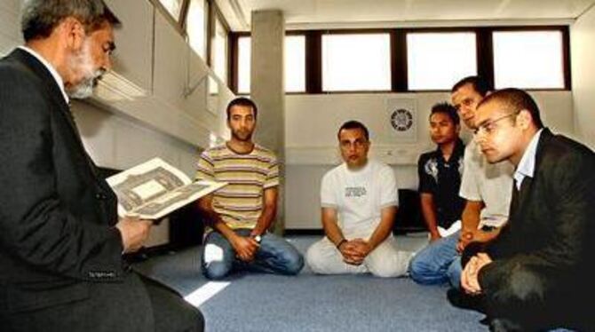 Ein schlichtes Zimmer in Hochschulgebäude 5 ist für die islamischen Studenten als Gebetsraum eingerichtet worden; links im Bild