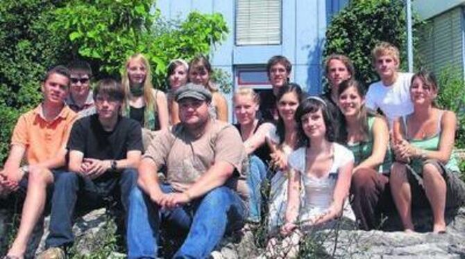 Nicht einmal mehr zwei Wochen: Das &raquo;Rockt-den-Acker&laquo;-Team hat alle Hände voll zu tun. GEA-FOTO: PP