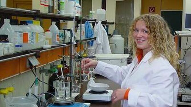 Chemie ist, wenn's kracht und stinkt? An der Hochschule erfuhren Reutlinger Schüler - hier Sandra Barthel vom IKG bei ihrer Arbe
