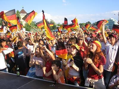 Was für ein Fußballfest: Nach dem Elf-Meter-Sieg der deutschen Nationalmannschaft gab es für die Fans auf dem Treffpunkt der Nationen kein Halten mehr.
GEA-FOTO: STEPHAN ZENKE