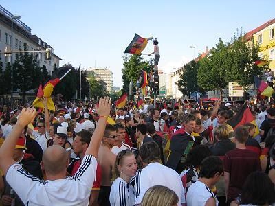 Deutschland hat's geschafft, und steht im Halbfinale der Fußball-Weltmeisterschaft. Tausende feiern das mitten in Reutlingen. GEA-FOTO: ZENKE