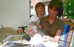 Simone Niquet und Ulrike Gaiser (von hinten) verhelfen als Flugpatinnen herrenlosen Vierbeinern zu einem neuen Heim. Katze Kathi