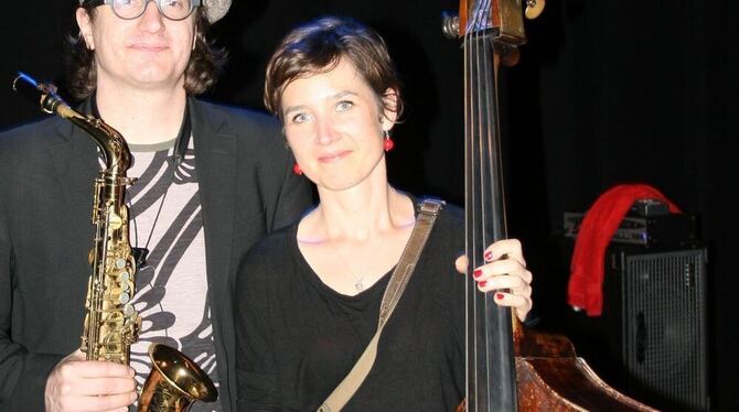 Altsaxofonist Magnus Mehl ist der aktuelle Jazzpreisträger. Bassistin Judith Goldbach wurde mit dem zweiten Preis ausgezeichnet.  GEA-FOTO: -JK