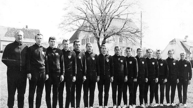 Mit dieser Mannschaft zog der SSV Reutlingen 1965 in die Aufstiegsrunde zur Bundesliga ein: (von links) Trainer Georg Wurzer, Heinz Kostorz, Herbert Ammer, Gerhard Jost, Rudolf Schießl, Theo Diegelmann, Manfred Kammal, Knut Tagliaferri, Karl-Heinz Zapf, Günter Kasperski, Werner Fritschi, Rolf Schafstall, Hans-Rudi Schmid, Rolf Thommes. FOTOS: GEA-ARCHIV Mit dieser Mannschaft zog der SSV Reutlingen 1965 in die Aufstiegsrunde zur Bundesliga ein: (von links) Trainer Georg Wurzer, Heinz Kostorz, Herbert Ammer, Gerhard Jost, Rudolf Schießl, Theo Diegelmann, Manfred Kammal, Knut Tagliaferri, Karl-Heinz Zapf, Günter Kasperski, Werner Fritschi, Rolf Schafstall, Hans-Rudi Schmid, Rolf Thommes. FOTOS: GEA-ARCHIV