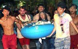 Helfer bringen eine junge Frau im «Formosa Water Park» zu einem Krankenwagen. Foto: Stringer/dpa