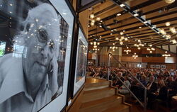 Archivbild - Zahlreiche Teilnehmer sitzen während der Eröffnung der 59. Tagung der Nobelpreisträger in der Inselhalle von Lindau