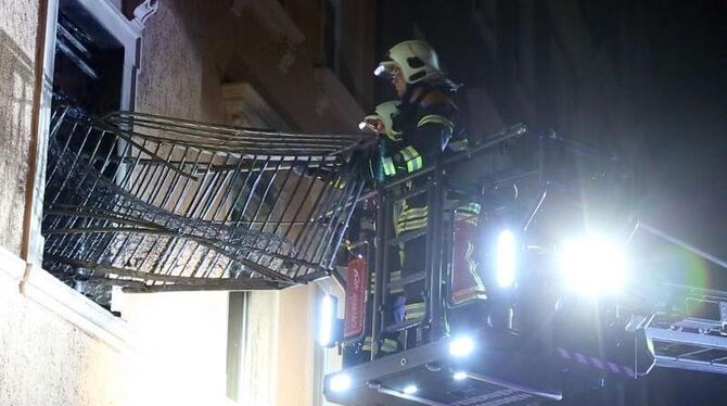 Einsatzkräfte der Feuerwehr sind nach einem Brand in der noch unbewohnten Asylbewerberunterkunft in Meißen im Einsatz. Foto: Einsatzkräfte der Feuerwehr sind nach einem Brand in der noch unbewohnten Asylbewerberunterkunft in Meißen im Einsatz. Foto: