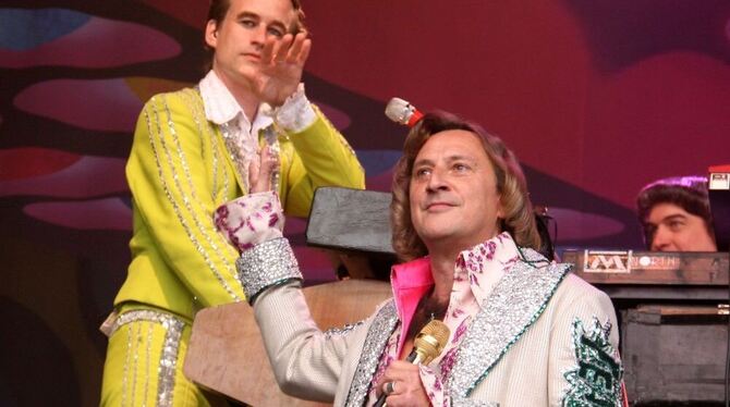 Dieter Thomas Kuhn (vorn) mit Keyboarder Rainer Tempel.  GEA-FOTO: HAILFINGER