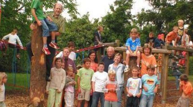 Gemeinschaftsprojekt mit Spaßgarantie: Das neue Klettergerüst der Auchtertschule steht bei den Kindern hoch im Kurs. GEA-FOTO: D