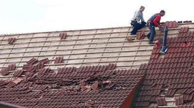 War die Reparatur notwendig oder nicht? Wenn das Dach erst abgedeckt ist, ist der Nachweis schwer zu führen.  FOTO: DPA