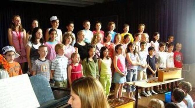Der Chor singt ein Hoch auf seine fröhliche Jos-Weiß-Schule. FOTO: RENZ