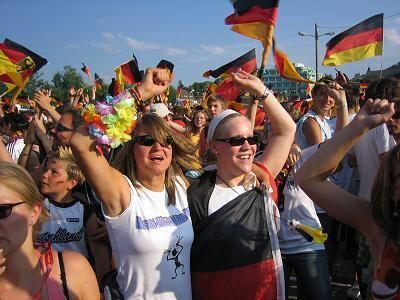»Toooorr!!!«: Tausende Deutschland-Fans auf dem »Treffpunkt der Nationen« freuen sich über die frühen Podolski-Tore gegen Schweden.
FOTO: ZENKE