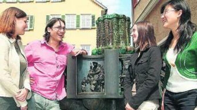 Erste Anlaufadresse von Rachel Lohrmann, Albert Landman, Barbara Könye und Sun Jian Nan (von links) war der Zunftbrunnen. Von de