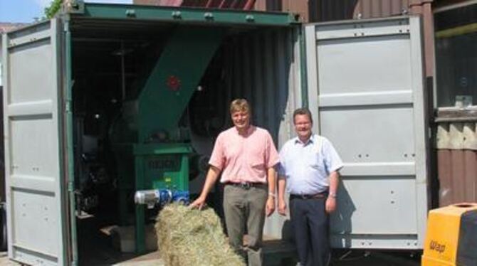 »Pack' den Heuballen in den Brenner« lautet die Devise von Dr. Hans Oechsner (links) von der Uni Hohenheim und Golfp