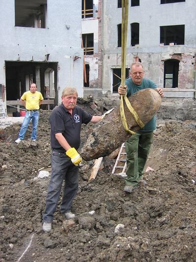 Feuerwerker Hermann Grill (rechts) hat die amerikanische Fliegerbombe auf dem Engel-Areal entschärft.
GEA-FOTO: ZENKE