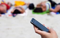 Die Aufschläge für das SMS-Verschicken, Internet-Surfen und Telefonieren im Ausland sollen bis 2017 fallen. Foto: Daniel Naup