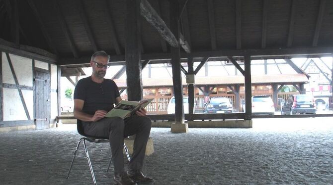 Der Leiter der Stadtbücherei Metzingen, Ulrich Koch, lesend in der Äußeren Heiligenkelter, die er sich als Dependance zur Kalebs