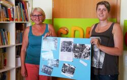 Alte Bilder für die Fotowand: Theresia Scholz (links) und Monika Steiner zeigen einen Teil der Ausbeute.  FOTO: CM