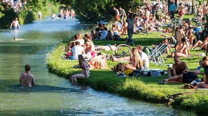 Im Englischen Garten in München ist kaum noch ein Plätzchen frei. Foto: Matthias Merz Im Englischen Garten in München ist kaum noch ein Plätzchen frei. Foto: Matthias Merz
