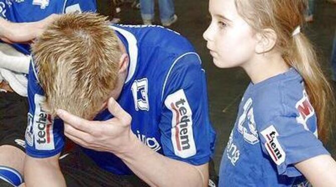 Traurig: VfL-Urgestein Holger Breitenbacher, hier mit seiner Tochter Emma.  FOTO: NIETHAMMER