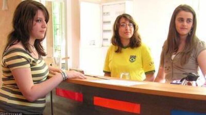 Stolz auf die neue Theke: Schülerinnen der Hermann-Kurz-Schule. FOTO: PR