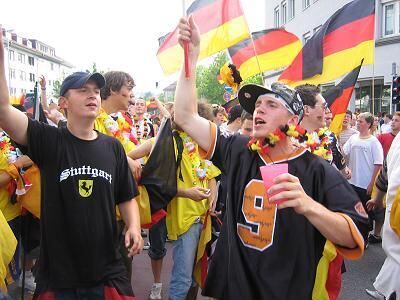 Straßenfest im reinsten Sinne des Wortes: Vor allem jugendliche Fans blockierten gestern die Karlstraße auf Höhe der Wilhelmstraße.
GEA-FOTO: STEPHAN ZENKE