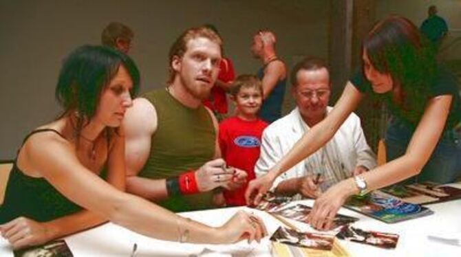 &raquo;Meet and Greet&laquo; dank GEA: Superstar Tobias Regner (Zweiter von links) mit den Fans Agata Gajda, dem kleinen Glücksp