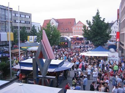 Das musikalische und kulinarische Angebot auf dem Reutlinger Stadtfest ist breit gefächert.
GEA-FOTO: ZENKE