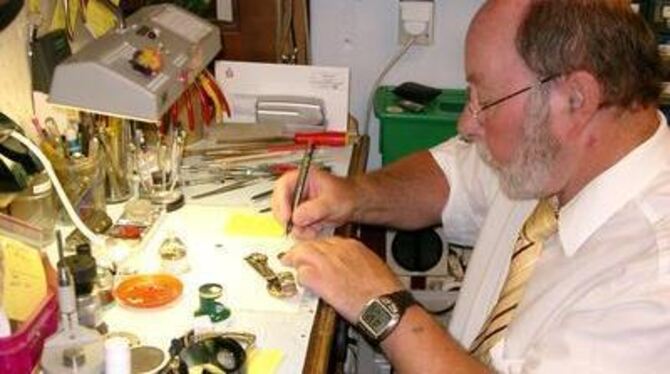 Wenig Platz und viel Fingerspitzengefühl braucht Uhrmachermeister Bernd Zehder in seiner Werkstatt.  FOTO: SOL