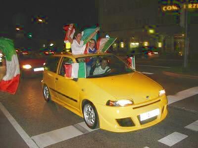 Die Karlstraße als Partymeile: Italienische Fußballfans feierten gestern den Sieg ihrer National-Mannschaft mit Auto-Corso.
GEA-FOTO: ZENKE