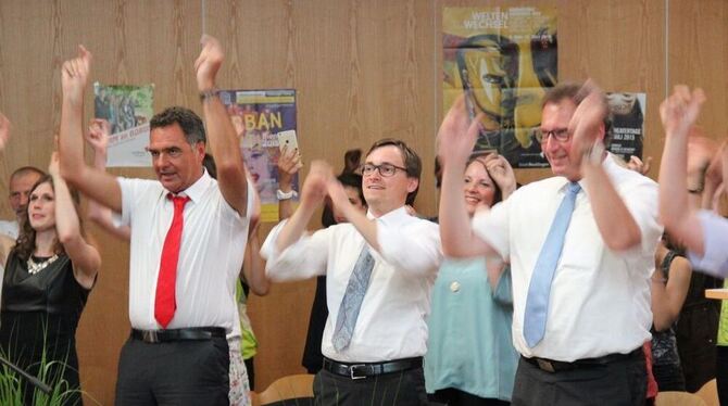 Schwungvoll gefeiert: Geschäftsführerin Hanna Pfannenschwarz, die Bürgermeister Thomas Hölsch und Steffen Heß und Landrat Joachi