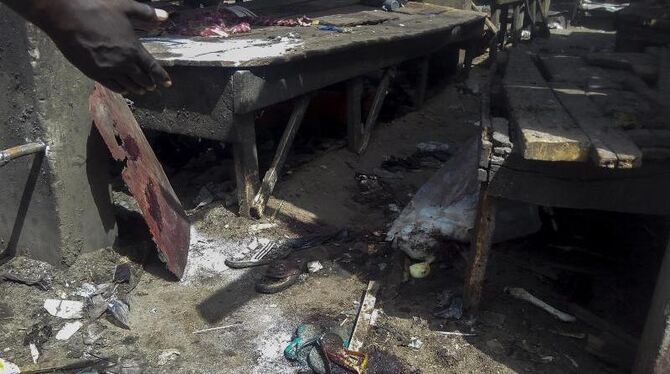 Trümmer und Blutflecken markieren den Ort eines Boko-Haram-Anschlags im nigerianischen Maiduguri. Foto: EPA/Archiv