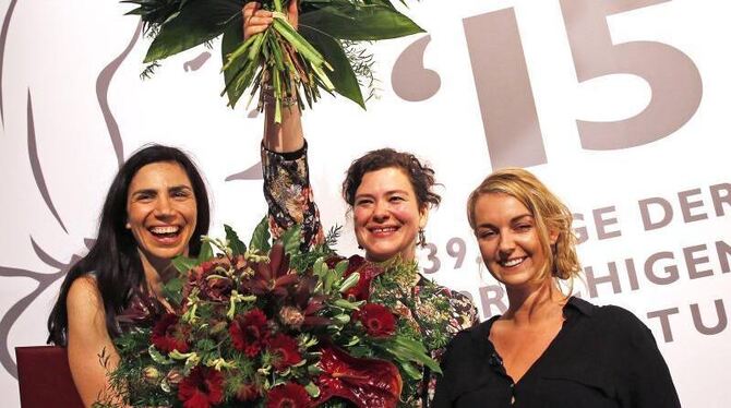 Siegerin Nina Gomringer (m.) mit ihren Kolleginnen Dana Grigorcea (l.) und Valerie Fritsch in KJlagenfurt. Foto: Gert Eggenbe