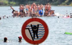 Ein Schild warnt an einem Badesee in Hessen vor einem stark abfallenden Ufer. Foto: Fredrik von Erichsen