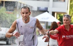 Rund 120 Freiwillige in roten Shirts sorgten auch für die bei den Altstadt-Läufern willkommene Abkühlung. GEA-FOTO: PACHER